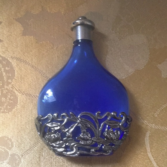 Pair of Collectible Perfume Bottles - Picture 2 of 4